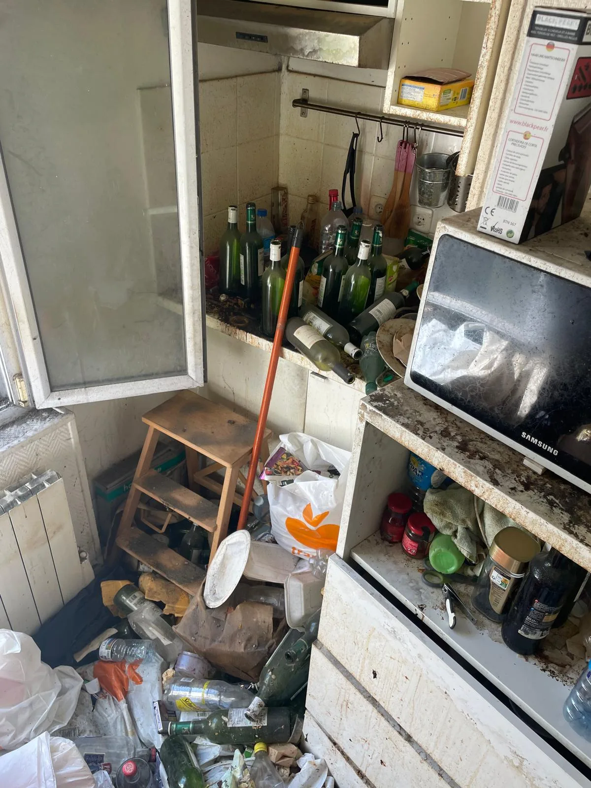 Peut-on rester dans le logement pendant un nettoyage extrême ou faut-il être relogé ? L’expérience de SOS DC à Drancy et ses environs Peut-on rester dans le logement pendant un nettoyage extrême ou faut-il être relogé ? L’expérience de SOS DC à Drancy et ses environs