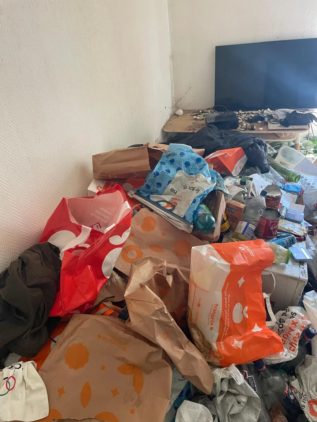 Que faire si, après nettoyage, des cafards ou mouches reviennent dans la cuisine ? SOS DC à Drancy et ses environs Que faire si, après nettoyage, des cafards ou mouches reviennent dans la cuisine ? SOS DC à Drancy et ses environs